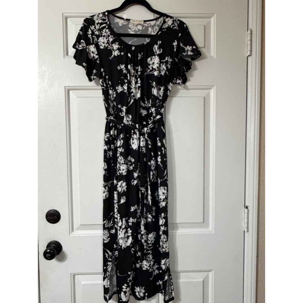 Joie de Vivre | Floral Flutter Sleeve Maxi Dress | Large || Black/White|